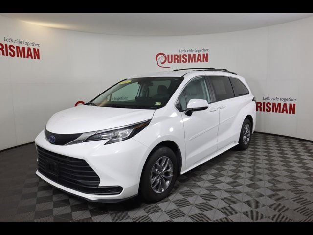 2022 Toyota Sienna LE