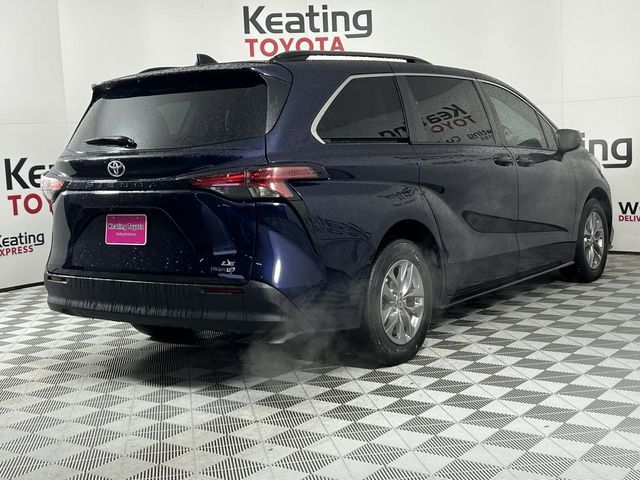 2022 Toyota Sienna LE