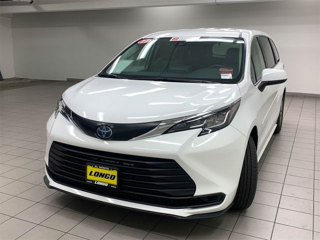 2022 Toyota Sienna LE