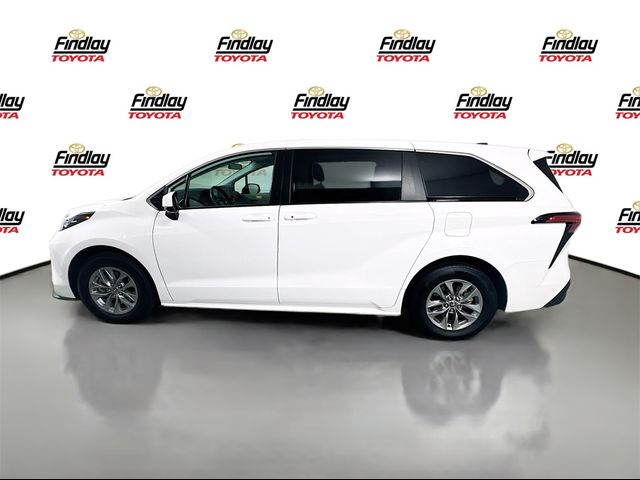 2022 Toyota Sienna LE