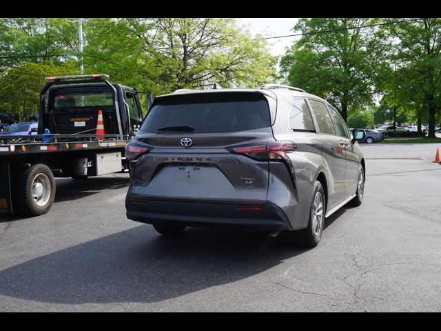 2022 Toyota Sienna LE