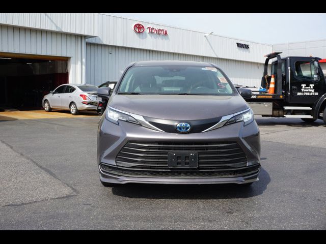 2022 Toyota Sienna LE