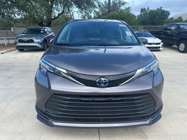 2022 Toyota Sienna LE