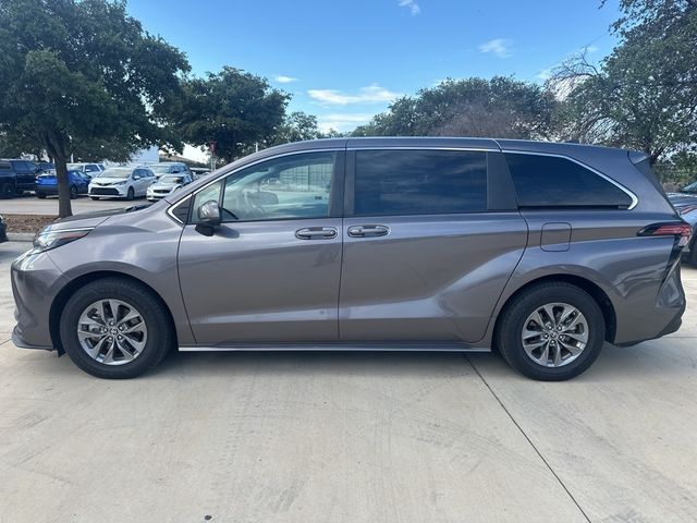 2022 Toyota Sienna LE