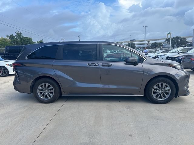 2022 Toyota Sienna LE