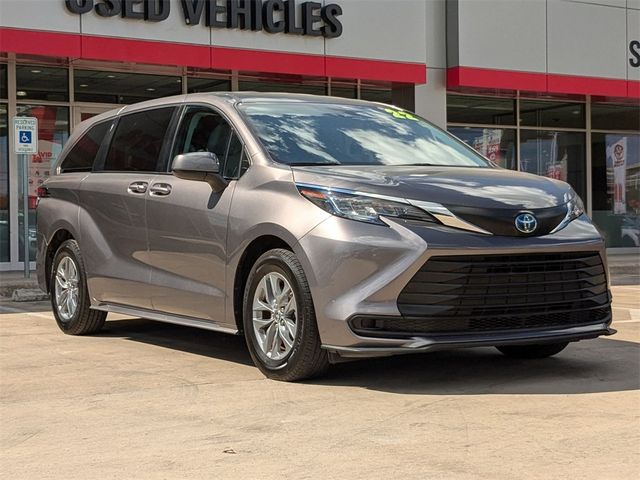 2022 Toyota Sienna LE