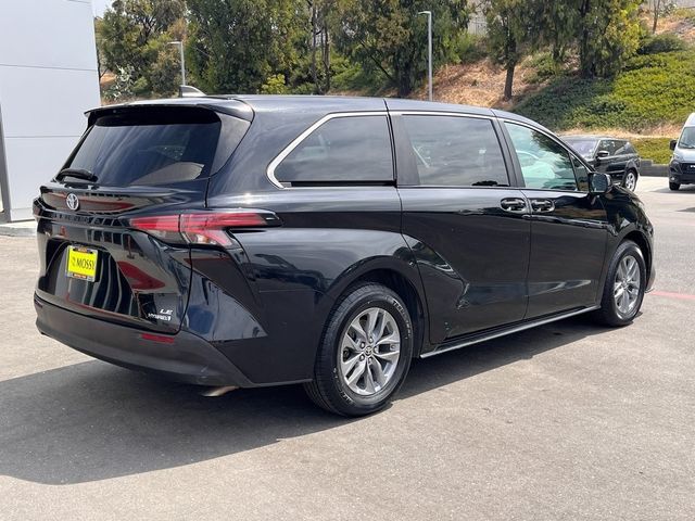 2022 Toyota Sienna LE