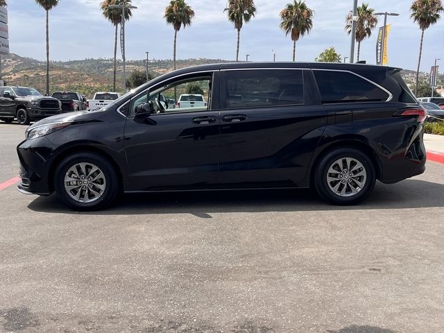 2022 Toyota Sienna LE