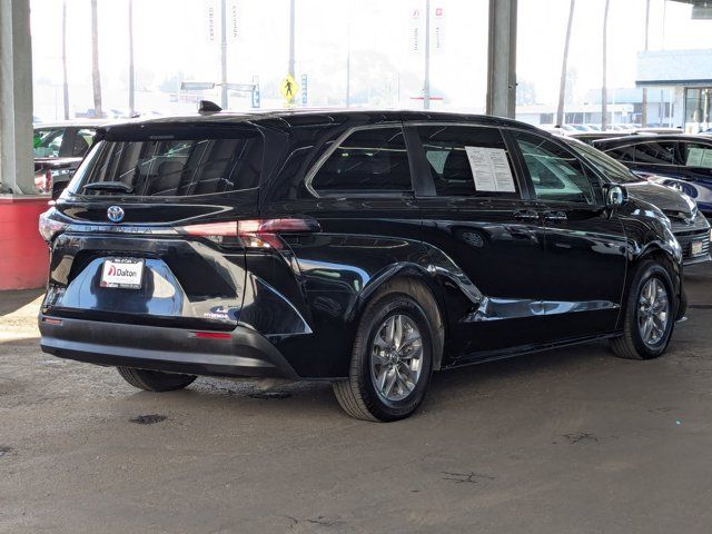 2022 Toyota Sienna LE