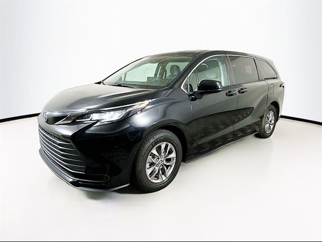 2022 Toyota Sienna LE