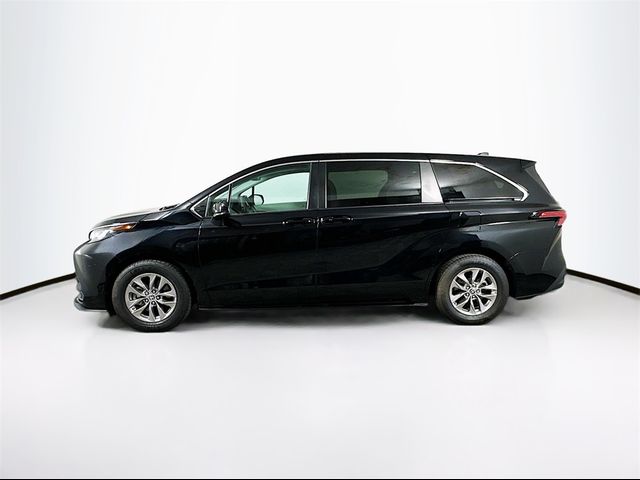 2022 Toyota Sienna LE