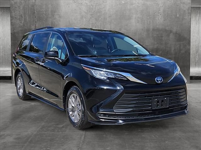 2022 Toyota Sienna LE