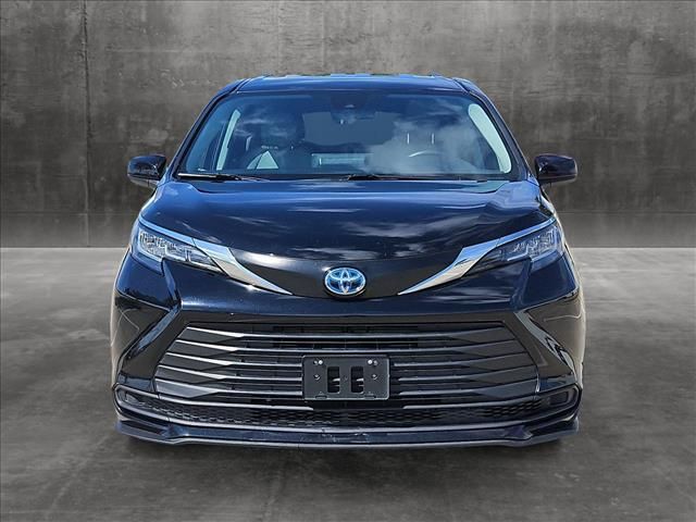 2022 Toyota Sienna LE