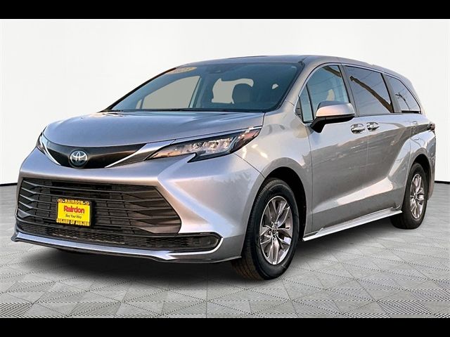 2022 Toyota Sienna LE