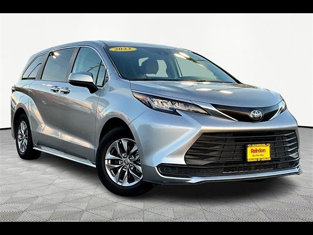 2022 Toyota Sienna LE