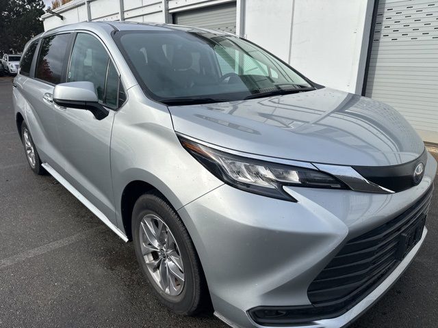 2022 Toyota Sienna LE