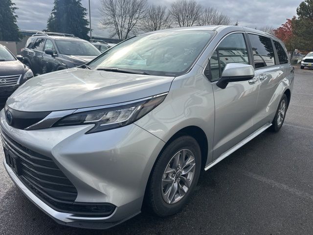 2022 Toyota Sienna LE