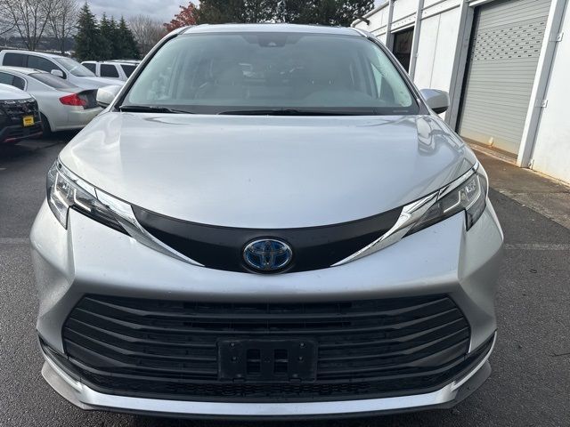 2022 Toyota Sienna LE