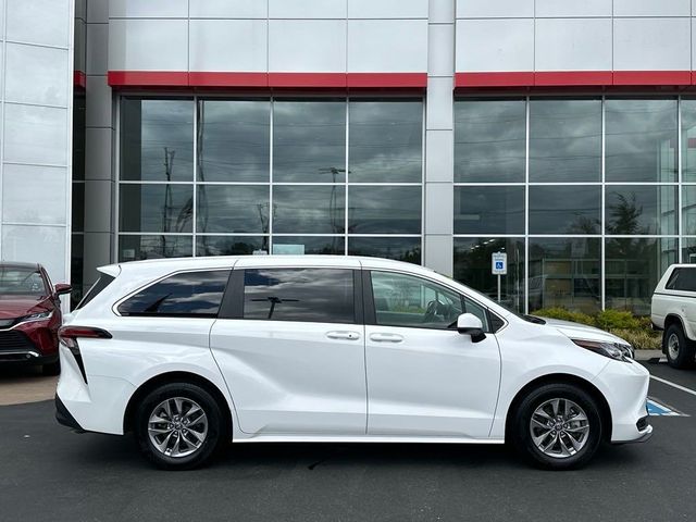 2022 Toyota Sienna LE