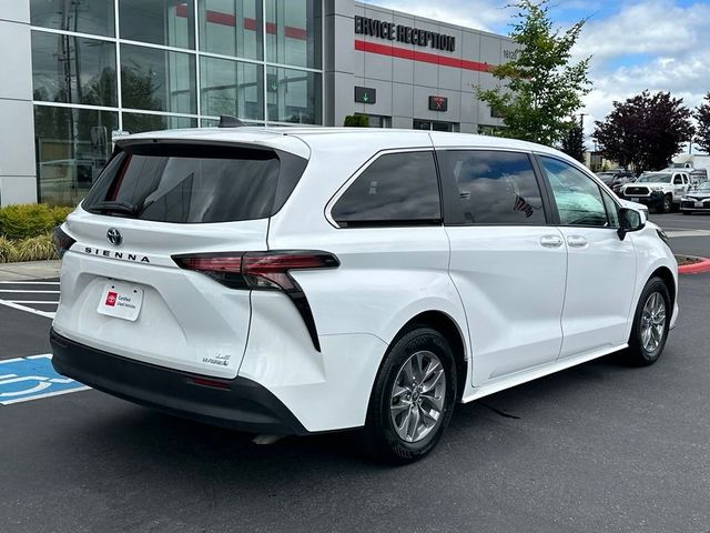 2022 Toyota Sienna LE