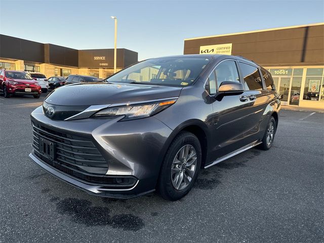 2022 Toyota Sienna LE