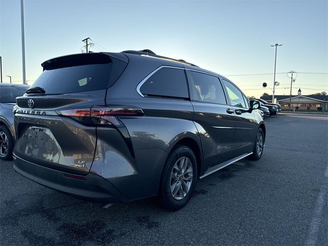 2022 Toyota Sienna LE