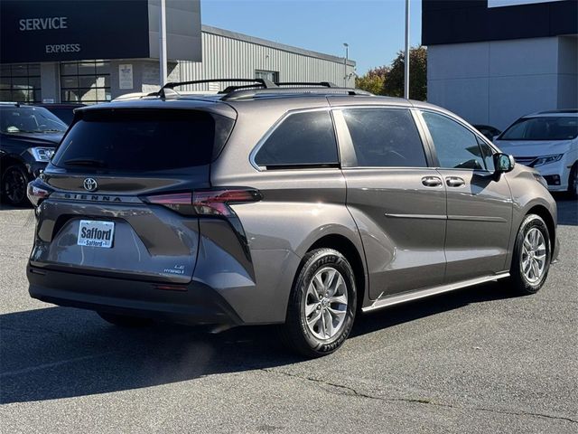 2022 Toyota Sienna LE