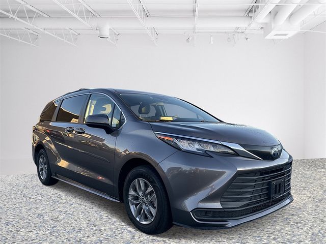 2022 Toyota Sienna LE