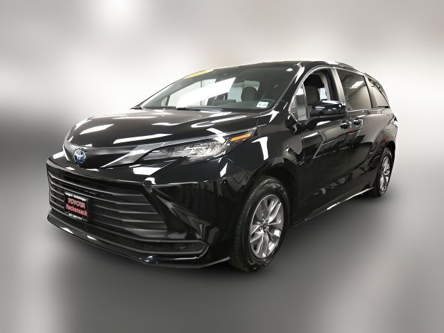 2022 Toyota Sienna LE