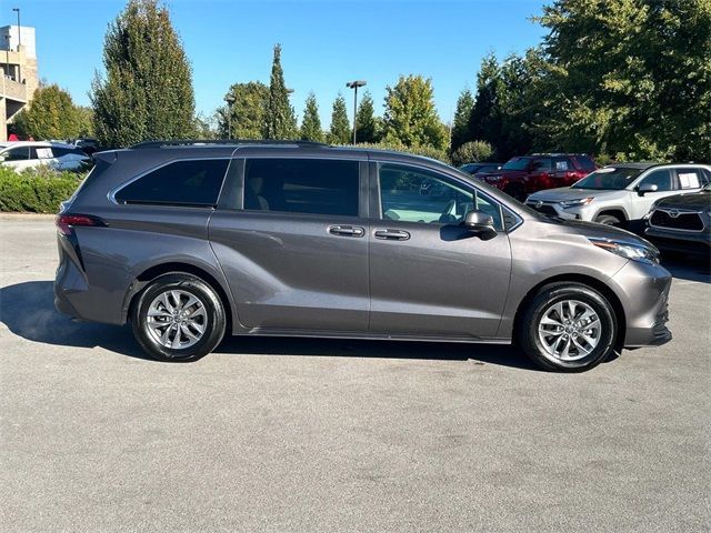 2022 Toyota Sienna LE