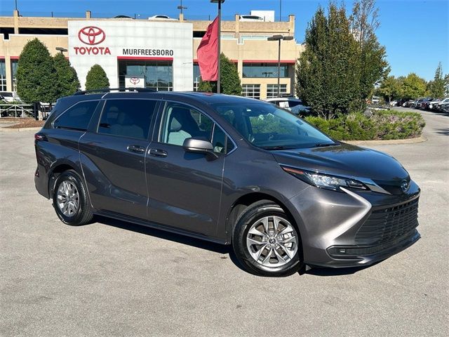 2022 Toyota Sienna LE