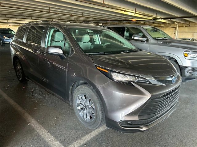 2022 Toyota Sienna LE