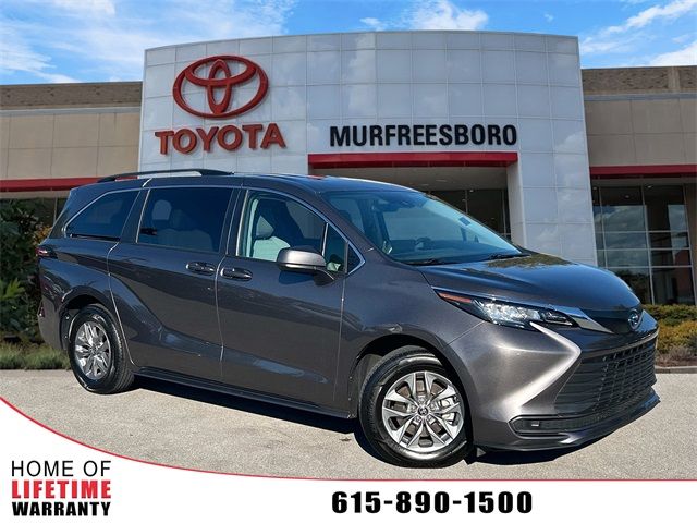 2022 Toyota Sienna LE