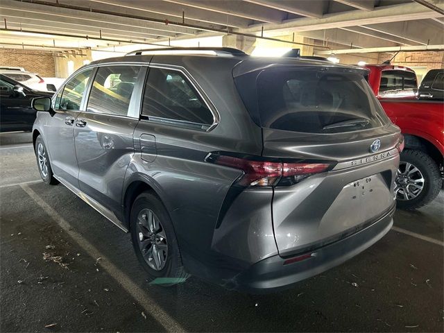 2022 Toyota Sienna LE