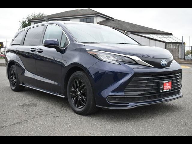 2022 Toyota Sienna LE