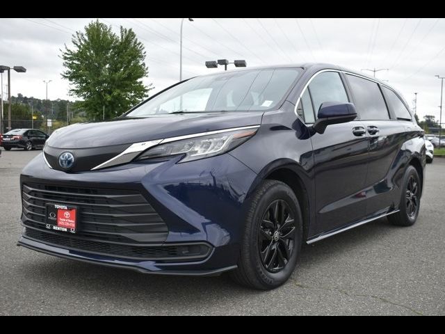 2022 Toyota Sienna LE