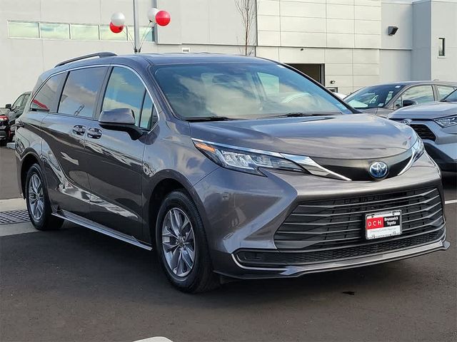 2022 Toyota Sienna LE