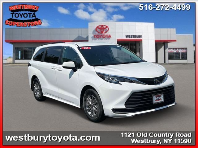 2022 Toyota Sienna LE