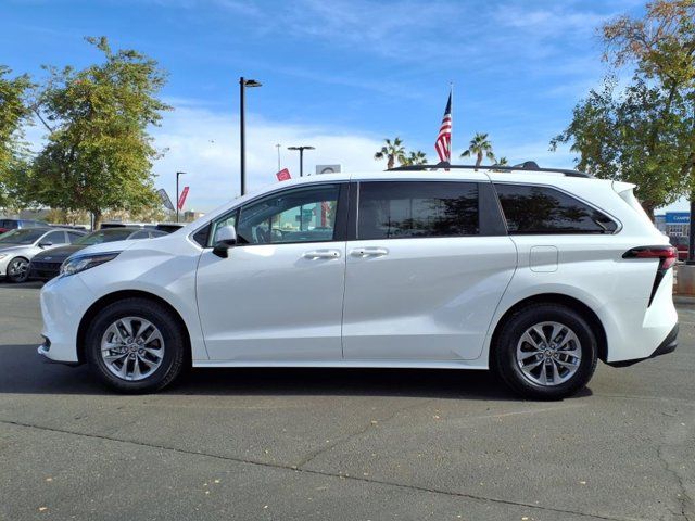 2022 Toyota Sienna LE