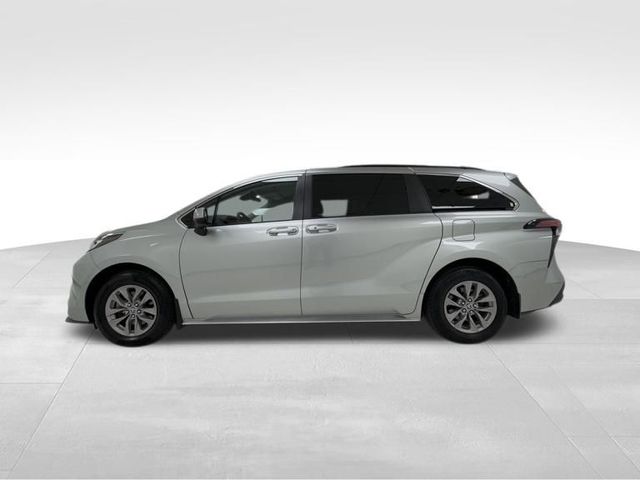 2022 Toyota Sienna LE