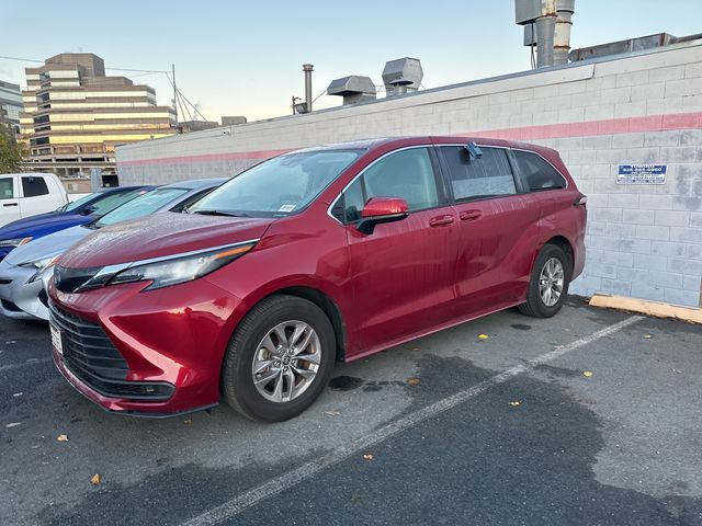 2022 Toyota Sienna LE