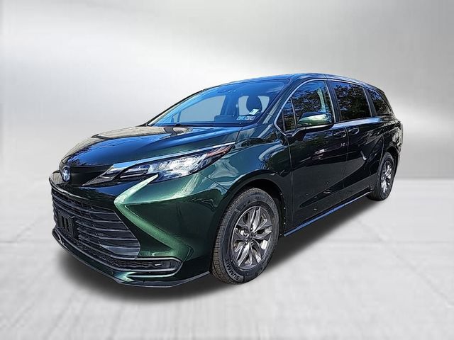 2022 Toyota Sienna LE