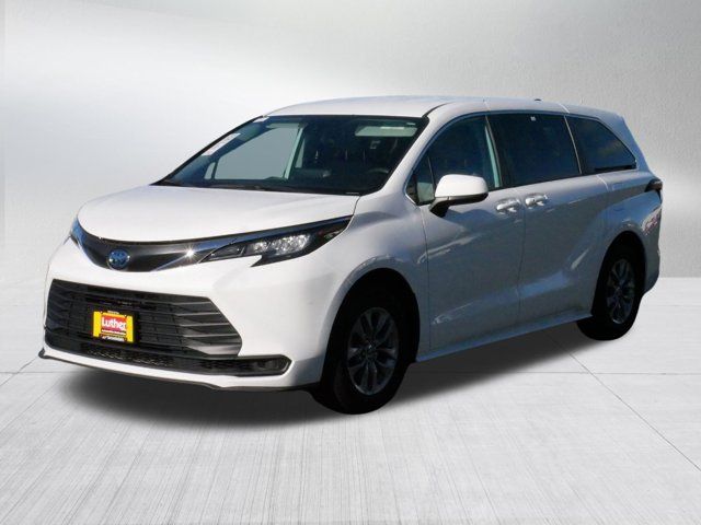 2022 Toyota Sienna LE