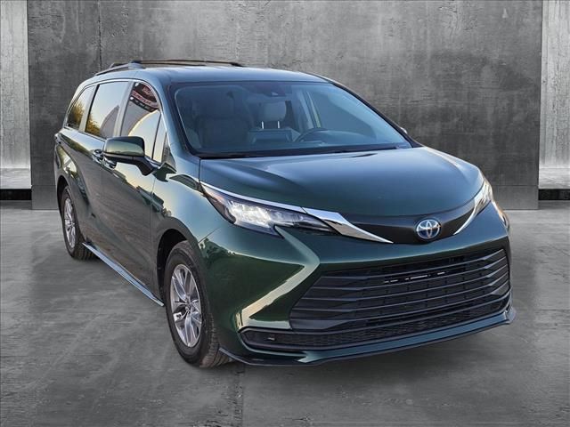 2022 Toyota Sienna LE