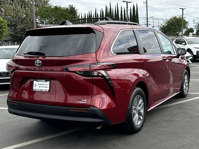 2022 Toyota Sienna LE