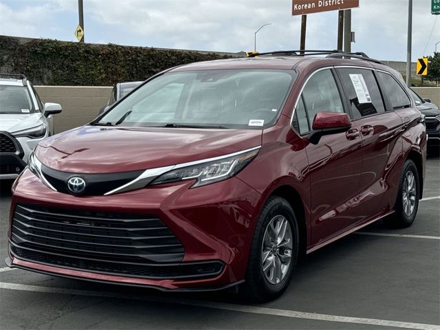 2022 Toyota Sienna LE