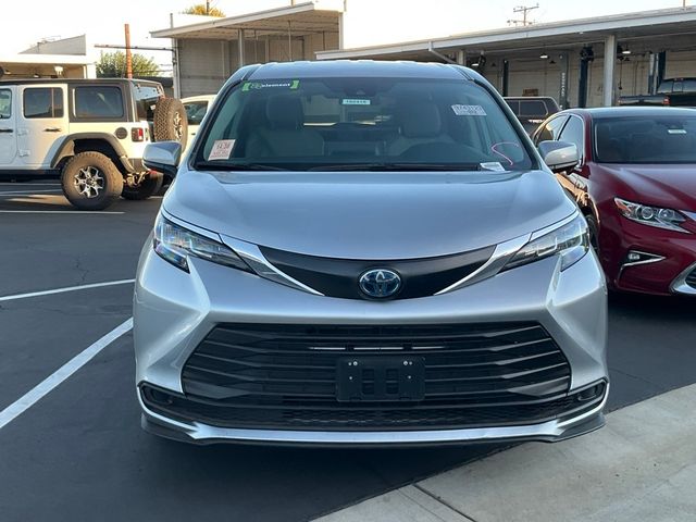 2022 Toyota Sienna LE