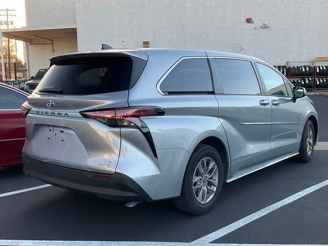 2022 Toyota Sienna LE