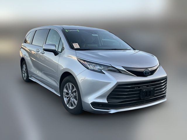 2022 Toyota Sienna LE