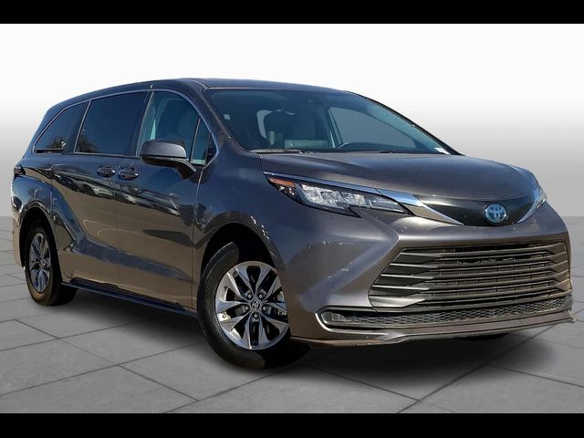 2022 Toyota Sienna LE